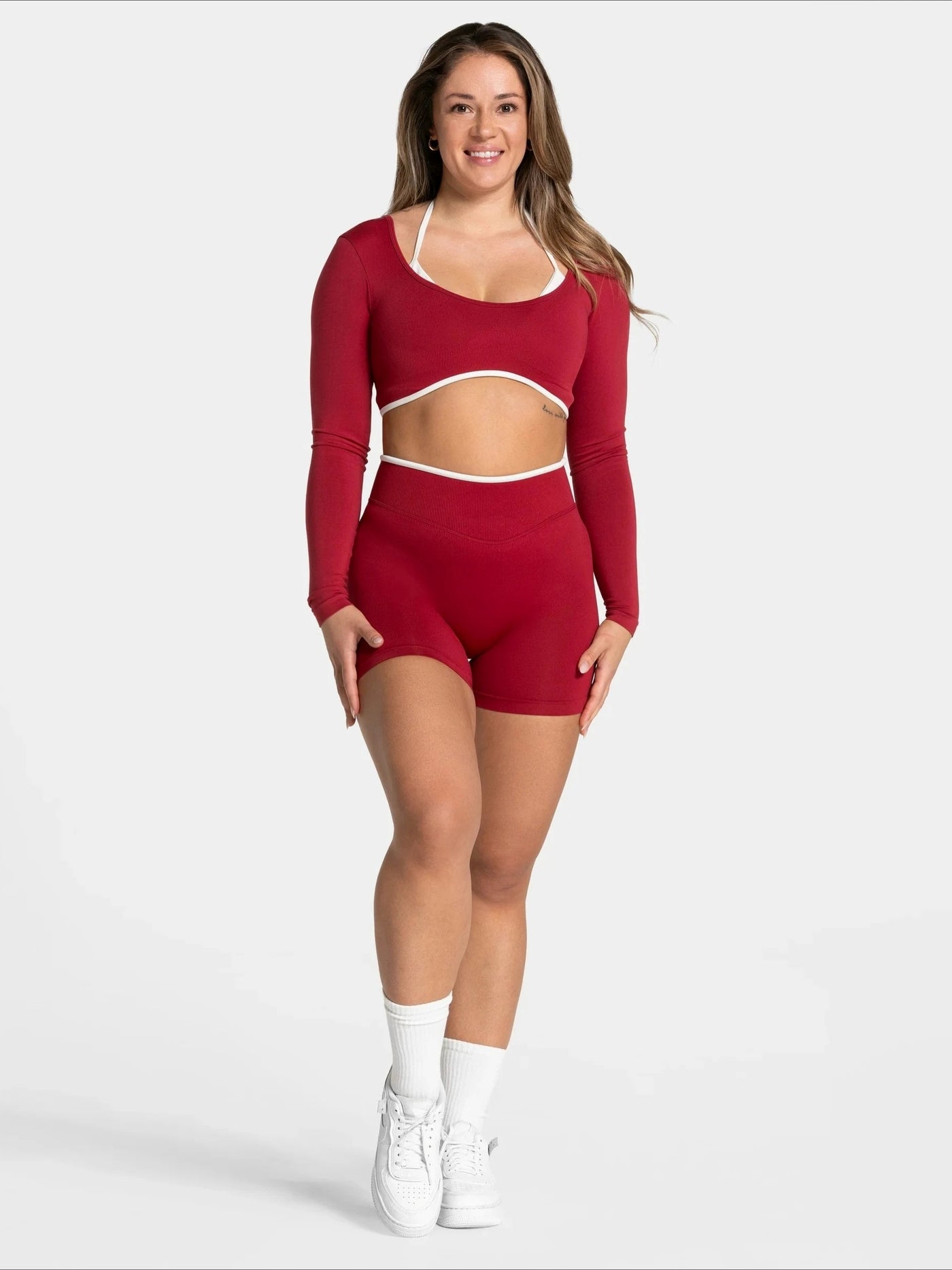 Short Sport Femme Ventre Plat Push Up rouge, vue de face portée en action