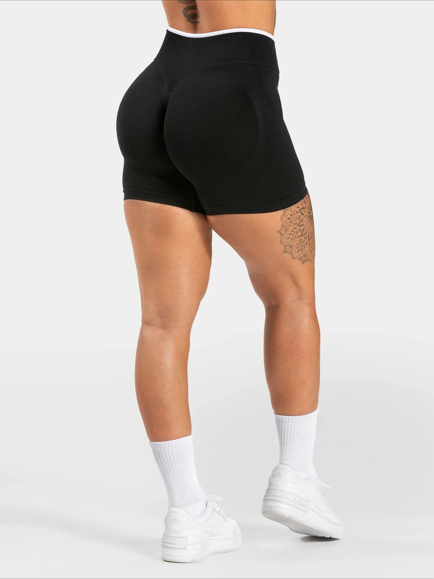 Short Sport Femme Ventre Plat Push Up noir, vue de dos avec effet galbant