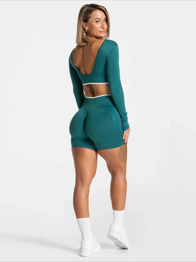 Short Sport Femme Ventre Plat Push Up vert, vue de dos portée en action