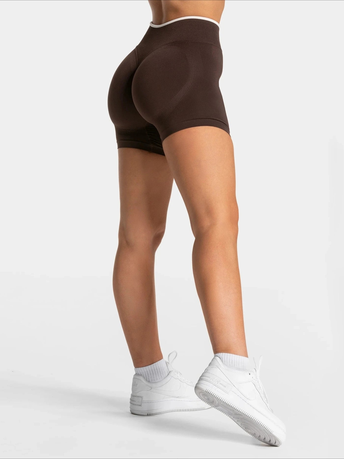 Short Sport Femme Ventre Plat Push Up marron, vue de profil