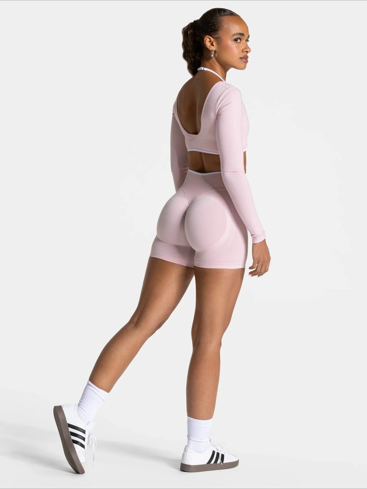 Short Sport Femme Ventre Plat Push Up rose, vue de dos avec un effet galbant