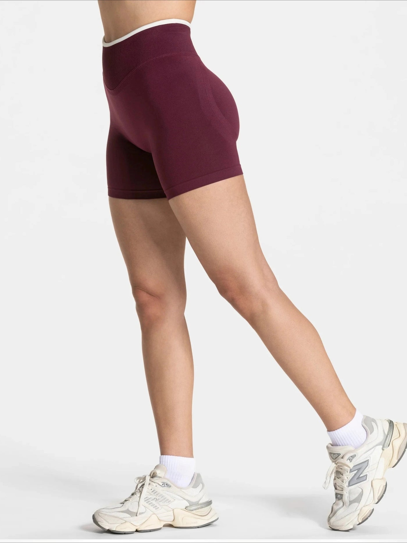 Short Sport Femme Ventre Plat Push Up bordeaux, vue de profil