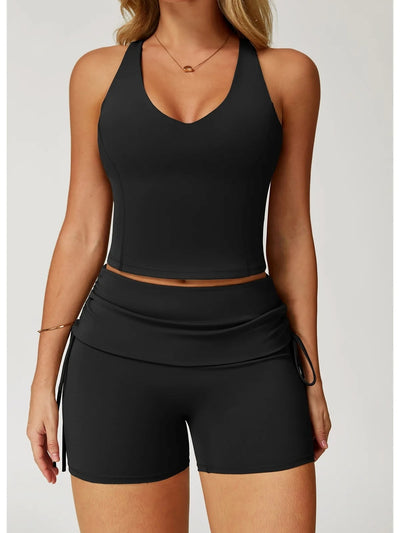 Femme debout en tenue de sport, short froncé et crop top