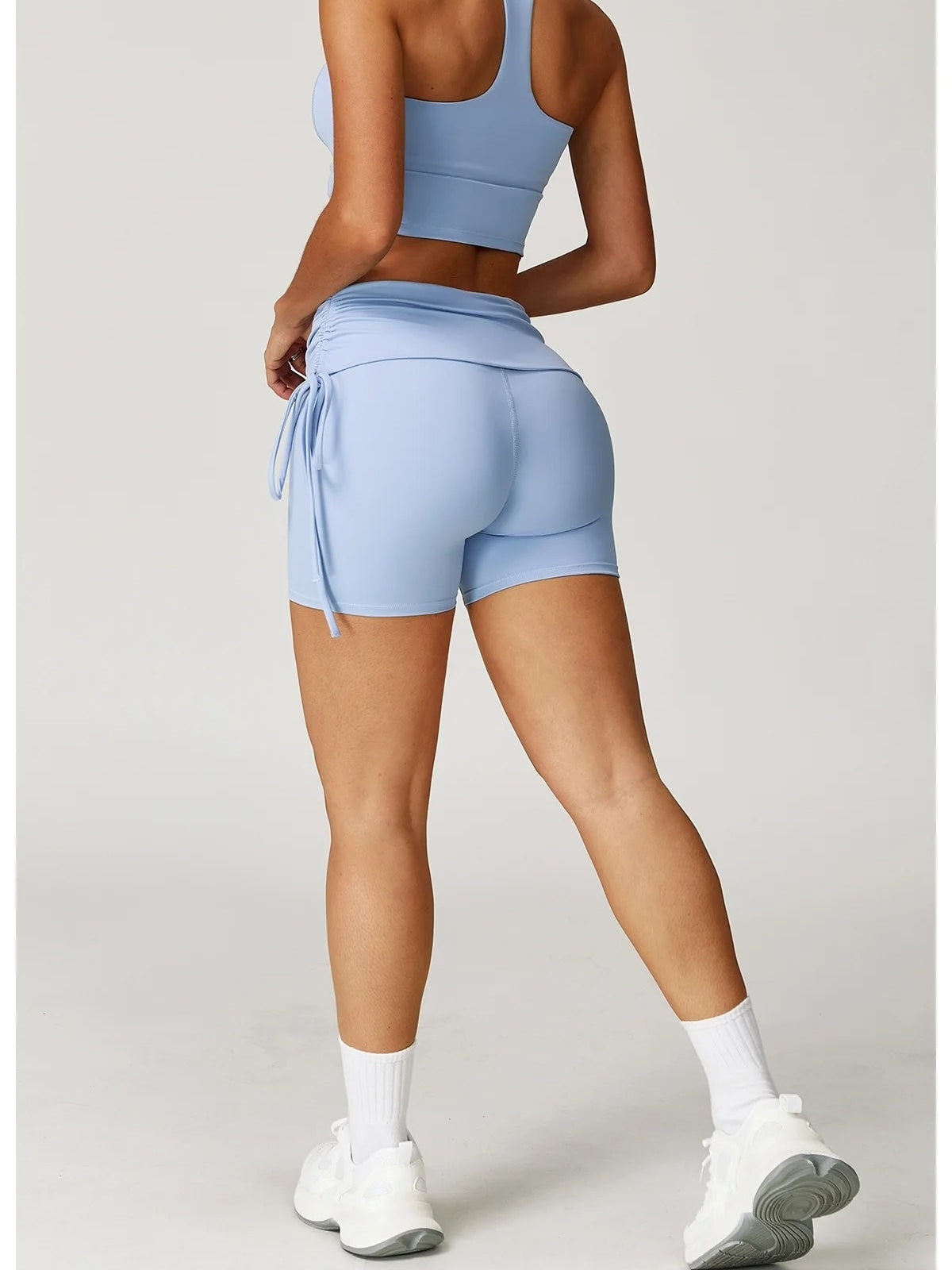 Short fitness femme moulant mettant en valeur la silhouette