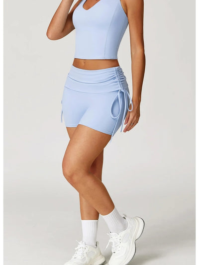 Look athleisure : short gainant porté avec brassière assortie